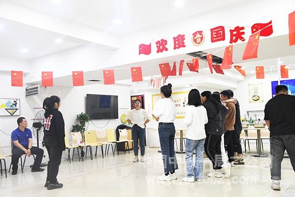 长春市轨道交通5号线九工区组织开展“喜迎国庆节 献礼二十大”主题活动——你比我猜